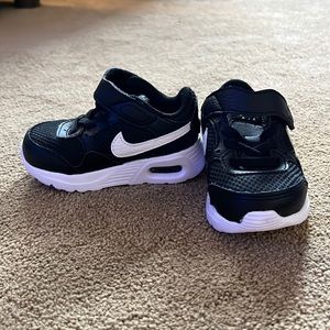 Nike Air Max Sneakers Baby Toddler Size 5 Black and White. Worn 2x indoors!